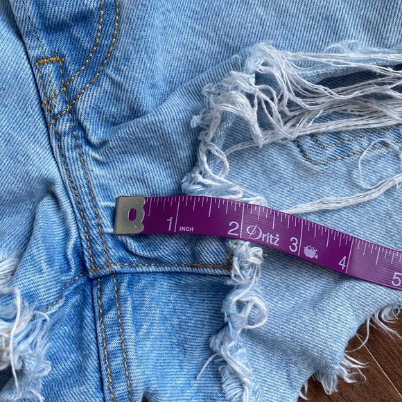 Levi’s Premium 501 Distressed 2” Light Wash Cut Off Denim Shorts Fray - Picture 10 of 10